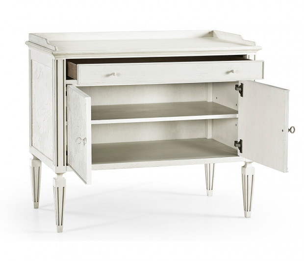 Mammatus Night Chest